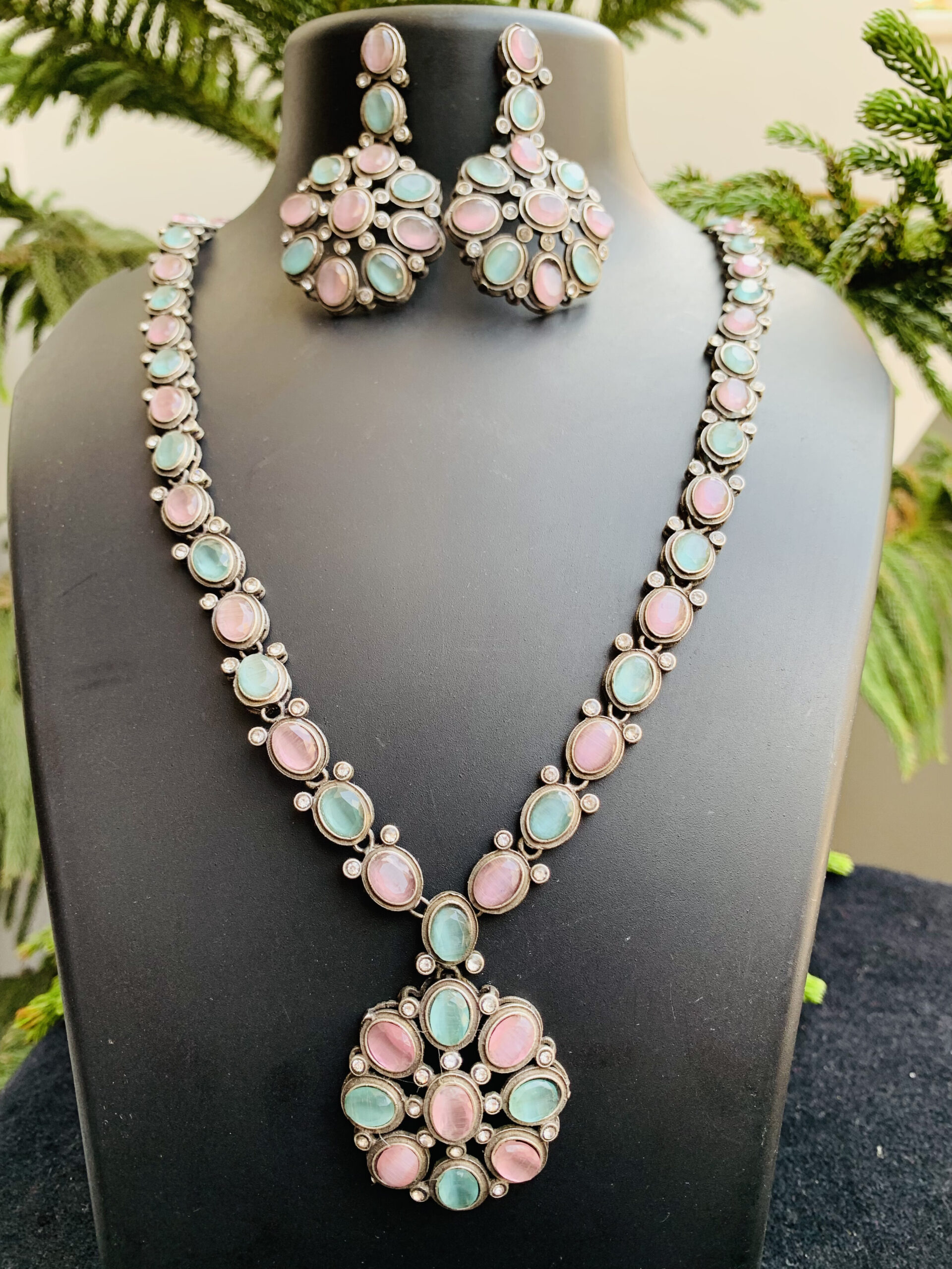 black-polish-pink-blue-necklace-set-2-scaled